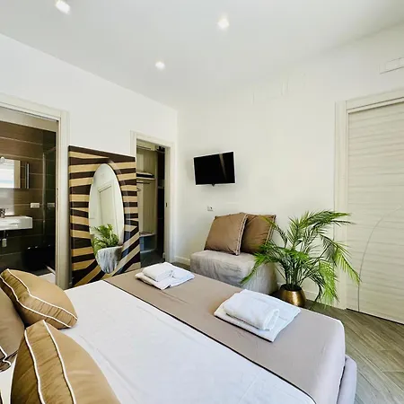 Yourhome - Santa Lucia 게스트하우스 3*